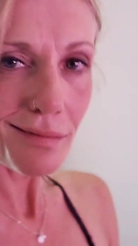 Trio Fistfucking Con Bionda MILF, Calda Latina E Vecchio