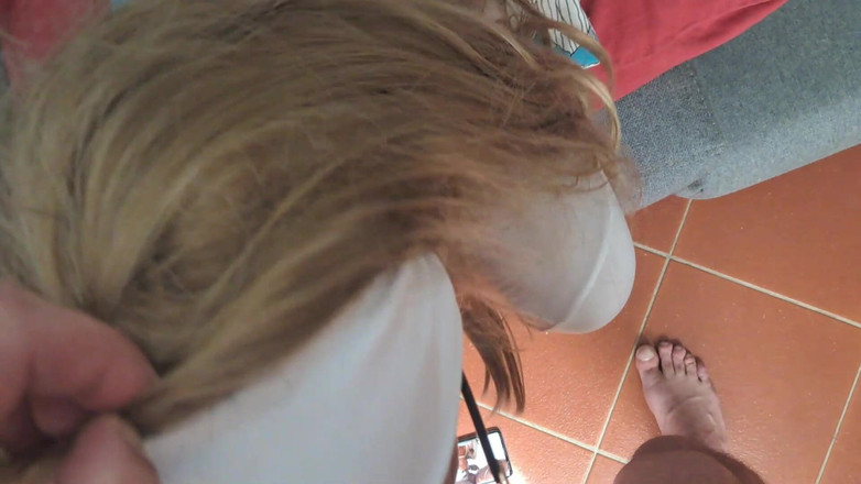 LauraOnHeels: Blonde MILF pijpt en slikt POV met zonnebril