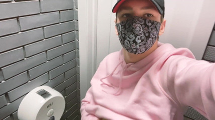 Redbearboy: Masturbace na WC