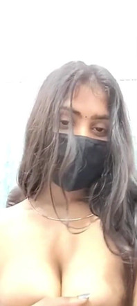 La ragazza mostra e preme le sue tette durante la videochiamata