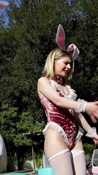 Dolci piccole conigliette pasquali prendono il fratellastro appeso per scoparle sciocchine