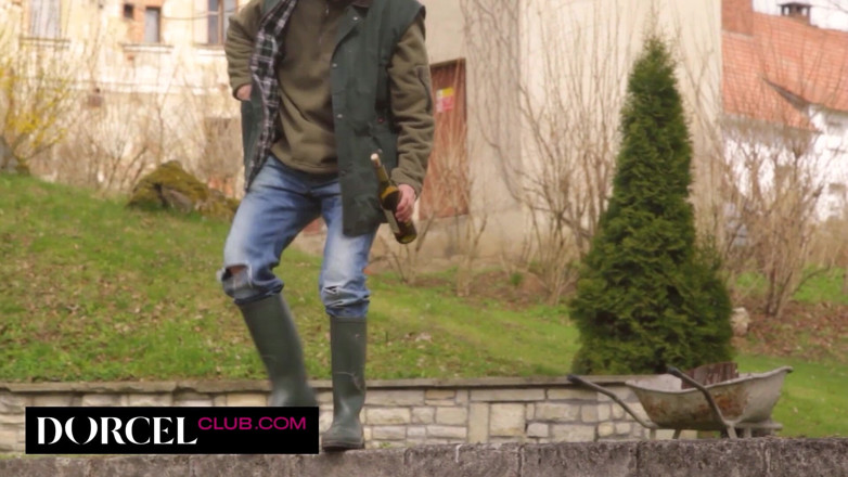 Dorcel Club: Büyük memeli esmerle taşralı oral seks