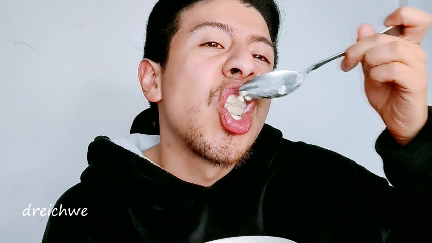Eating Rice Pudding (Dreichwe) Eating Rice Pudding (Dreichwe)