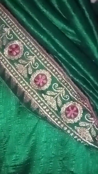 インドのゲイの女装者Gaurisissyは、緑のSaree XXXを身に着けて、セクシーな感じがします。