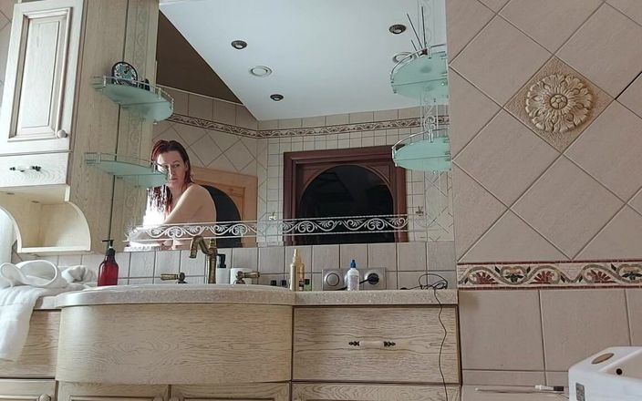 GinnaGg: Büyüleyici bir kadın aynanın önünde banyoda avlanıyor