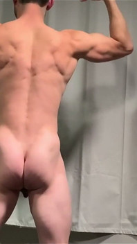 Flexionando y posando, pero no enmaré el video muy bien, así que mi cara está un poco cortada