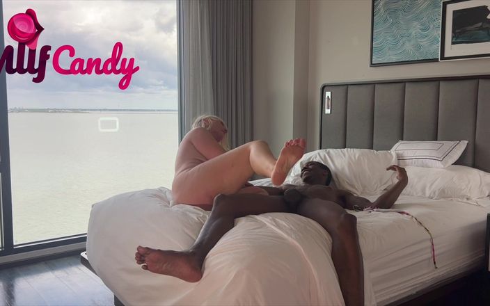 MilfCandy: Milfcandy: la mamma esplosiva tradisce il marito con strokes di...