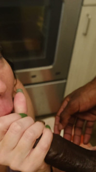 ¡snsultry Chupa La Polla Del Amigo De Su Hijo Cuando Él Lo Visitó!
