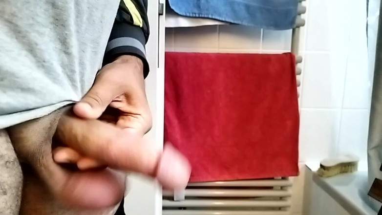 Connor_Franta: 浴室の床に精液が滴り落ちる