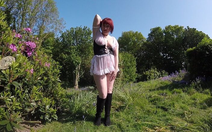 Horny vixen: 웬치 의상을 입고 야외에서 포즈를 취하다