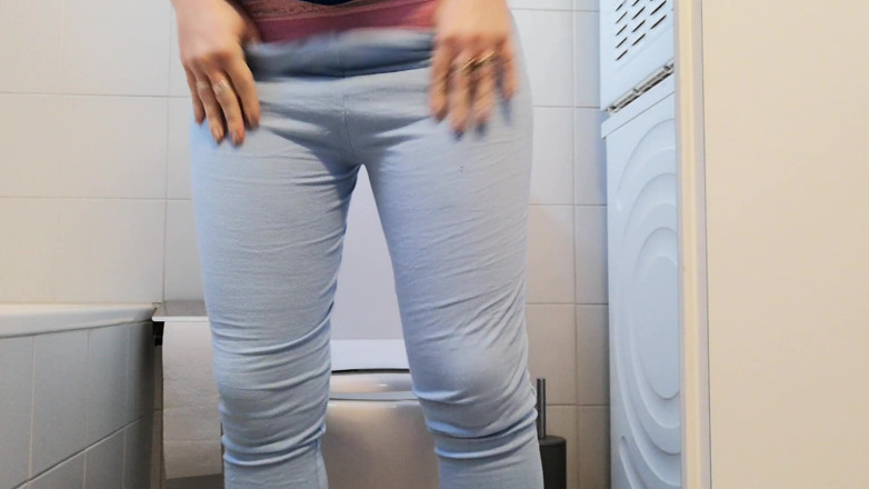 RavenBigAss: reven peshaab subah baathroom men