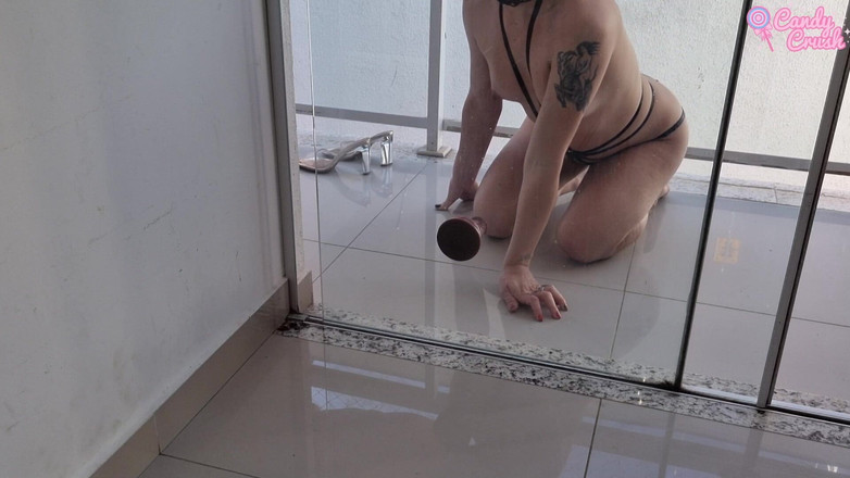 Candy Kush: Mladá Brazilská Dívka Sedí Tvrdě Na Černém Péru