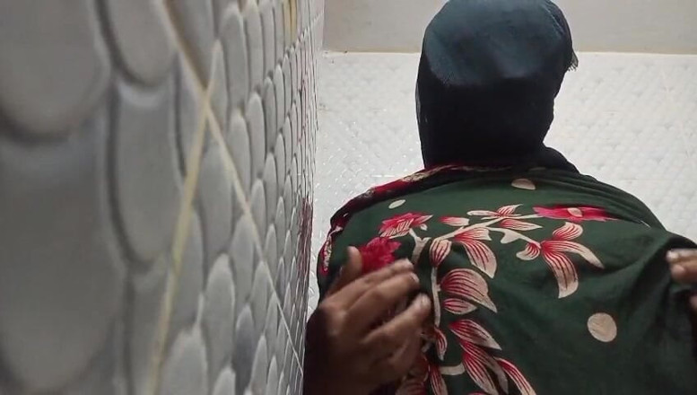 Nazmabd: Indianka Nazma Babhi pokazuje swoje piersi, kiedy wzięła prysznic