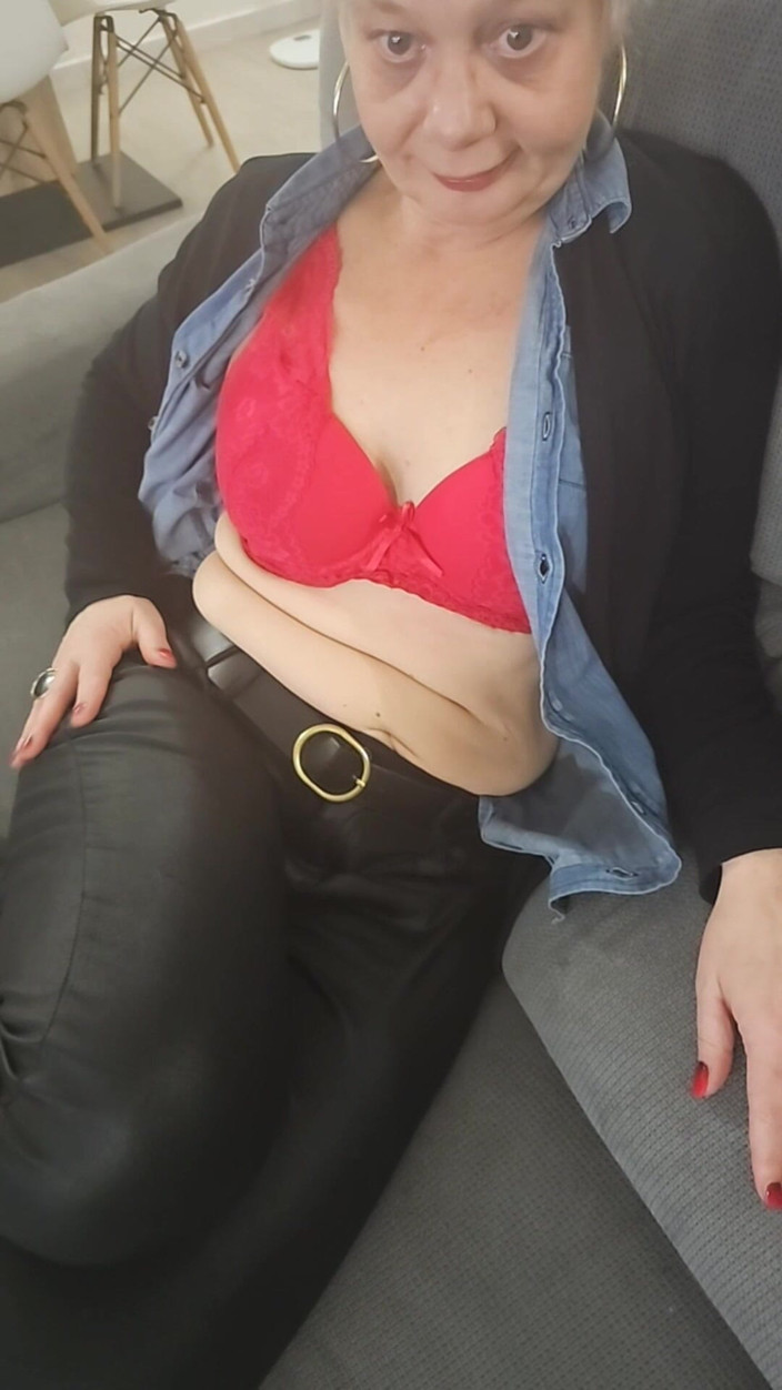 Sofy13: Alors Tu Attend Quoi Pour Passer Derrière Puis Écarter Mon String...