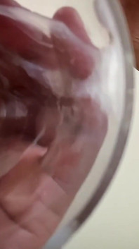 Ma grosse éjac renversée dans un verre