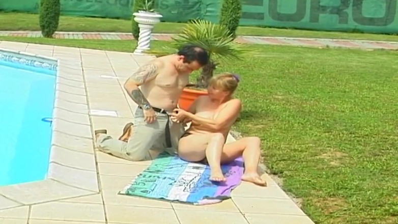 Freaks on Cocks: Foxy mature viene scopata nella sua piscina