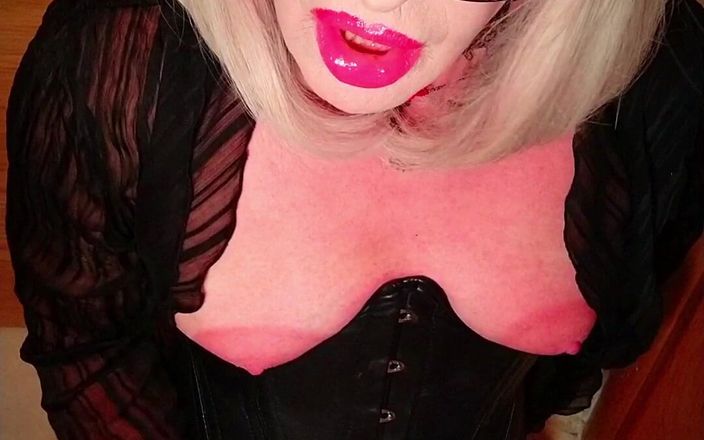 Emma Browne: Tgirl com mamilos grandes goza em todos os lugares