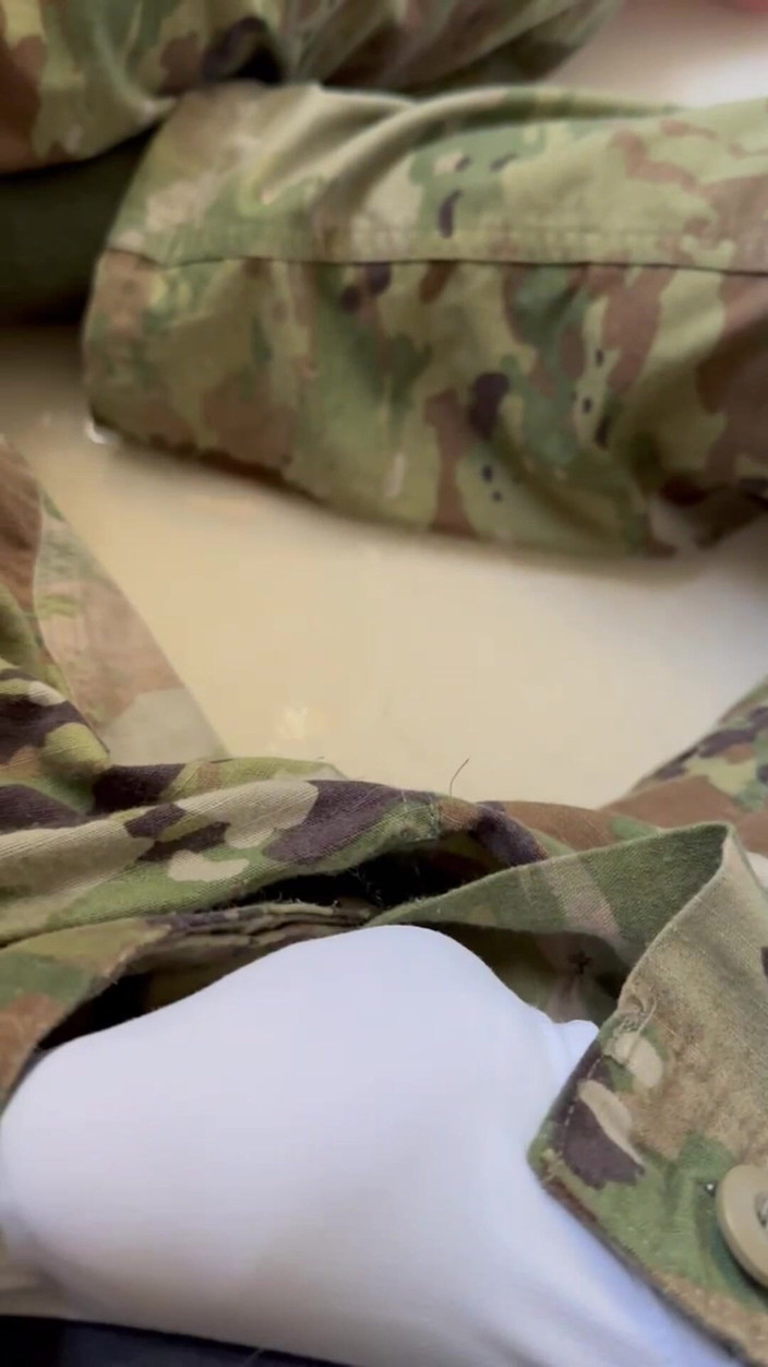 Gay Soldier Stuff: Första Piss-kissa video! Titta medan army specialist går i ett...