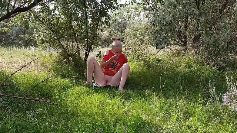 Meri-Mouse: Pergi ke Berries dan Memutuskan Untuk Melancap Di Dalam Hutan