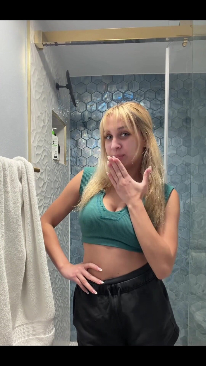 Tiffstreatsxoxo: Kucanie i sikanie przez toaletę u moich rodziców !!