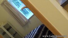 Lady Sonia: Elle White saltos e calcinha na cama