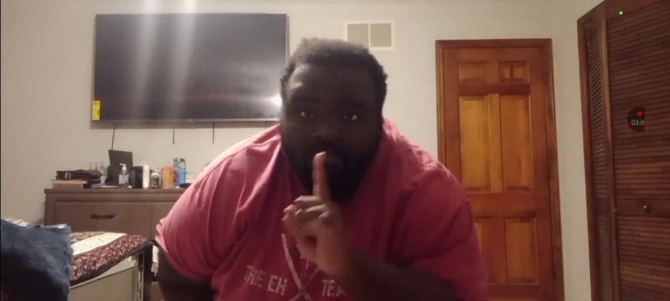 Andrew Adams: 집에서 혼자 침실에서 딜도 가지고 노는 중