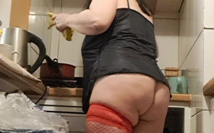 Mommy big hairy pussy: MILF mit roten strümpfen in der Küche