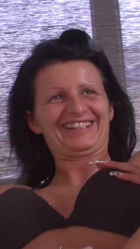 Ella es tetona alemana milf que está aquí para jugar con sus agujeros
