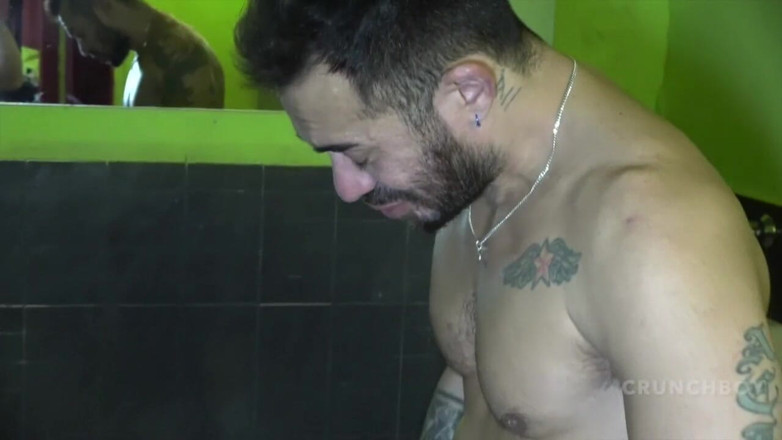 Bare pornstars from Barcelona: Gymburger použitý surový Benito Mass na záchodě