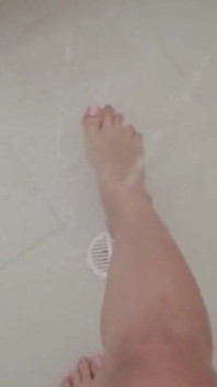 Kaki Seksi di Bilik Mandi