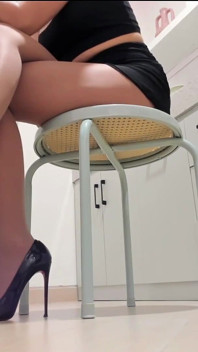 Sexy benen in nylon panty en pompen aanbidding - livestream