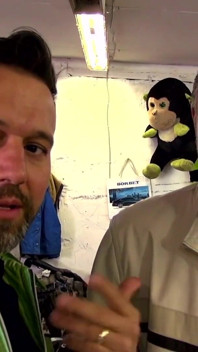 セクシーな熟女は彼女の顔に温かい弄と温かい負荷を取得します