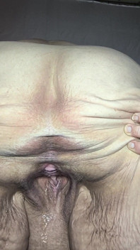 Pelacur seksi berkencing dan awak memberikannya batang doggy yang keras