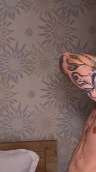 Táta s velkým čůrákem ošukal sladkou Twinks kameru