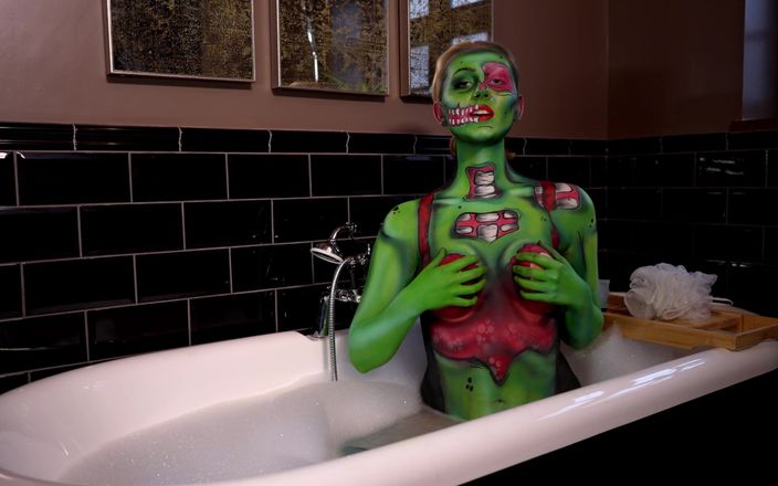 Em Yang: Zombie bodypaint bad tvättar av