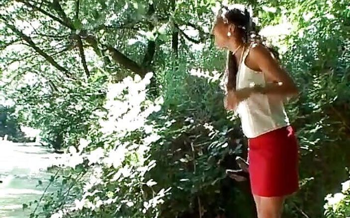 Videos Francaises: फ्रांस की काले बालों वाली सुंदरी को झील के पास जोरदार चुदाई पसंद है