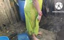 Anit studio: Indische hausfrau badet heiße und heiße möpse