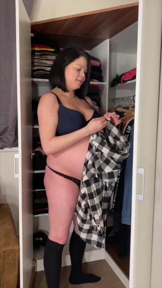 Shione Cooper: Pregnant Shione Cooper trying outfits at home
