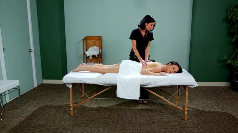 Double Trouble: Gepassioneerde lesbische liefde op massagetafel