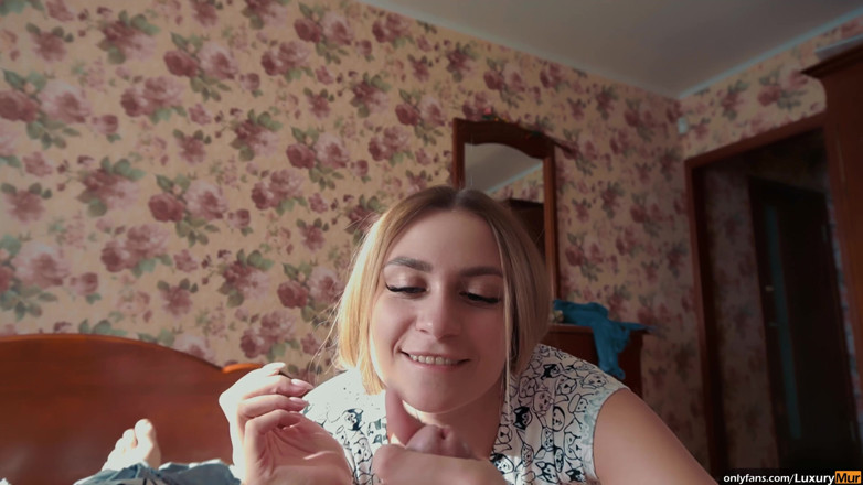 ReplayXXXLady: POVが報酬のために欲望に満ちた義理の妹とセックスした