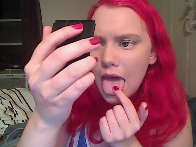 Scarlet Vixen: Fetysz ust z kompaktowym lustrem