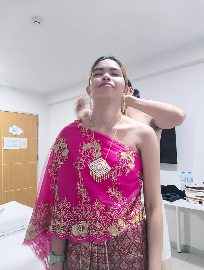 Daralux: Awek Thai dalam pakaian Thai merah jambu