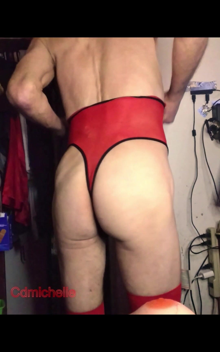 Crossdressers Cd Michelle wearing sexy lingerie: Cdmichelle vestindo calcinha de liga vermelha &amp;uma peça de body vermelho