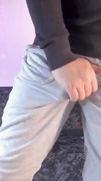 Latino Muestra Su Bulto En Camara Dentro De Su Sudadera Gris