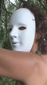 Flagellation humiliante avec une fille masquée