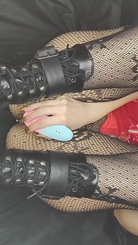 부츠 숭배와 발 뒤꿈치에 사정