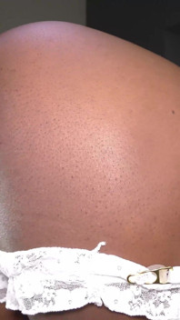 Une black sexy prend une bite blanche dans la bouche et dans la chatte