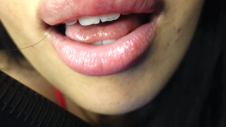 Asmr_mouth: Guarda cosa mi fa fare questo mic