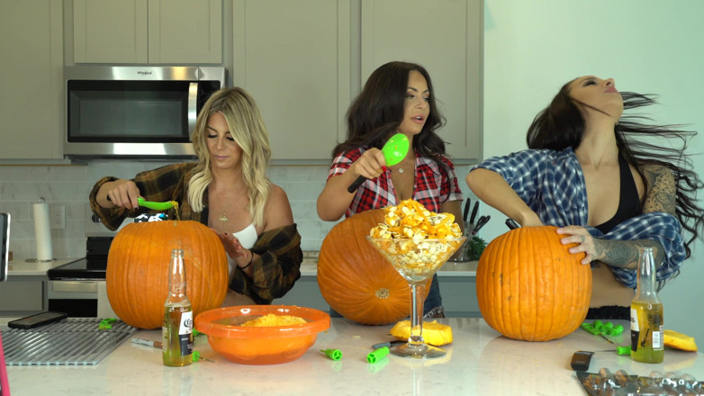 Evelin Stone: Kiki Mariah_970 Evelin Carve Pumpkins Nude Photoshoot After