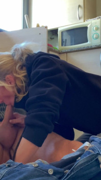 Hotwife blowjob kepada tukang paip di Dapur Saya